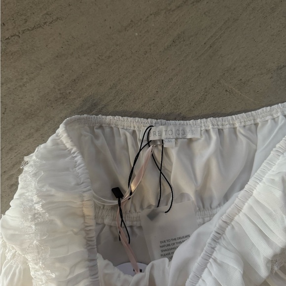 Elegant White Pleated Skirt - Picture 3 of 3